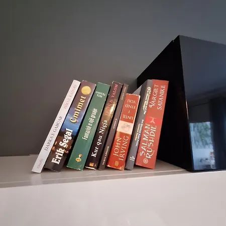 アパート Stylish 1-bedroom ティラナ